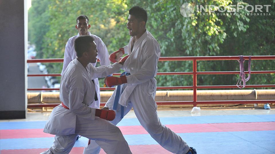 Jintar Simanjuntak berhasil mendaratkan pukulan ke arah bagian dada Hendro Salim saat berlatih di kawasan Gelora Bung Karno, Rabu (24/09/14).